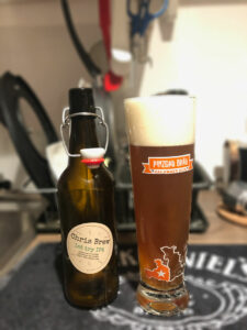 Chris Brew Bierflasche und volles Bierglas mit dem Aufdruck "Pinzgau Bräu"
