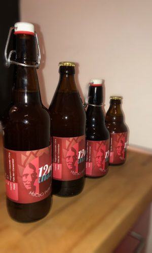 Seitenprofil von 4 Bierflaschen in unterschiedlichen Größen mit Bügelverschluss oder Kronkorken. 2 Flaschen zu je 0,5 Liter und 2 Flaschen zu je 0,33 Liter